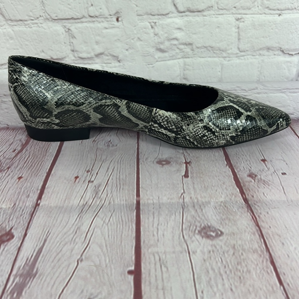 Bella Vita Vivien II Faux Snakeskin Pointed Toe Flat Size 6.5 - Picture 4 of 7